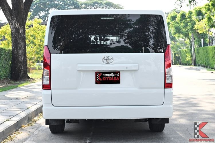 Toyota Hiace 2022 2.8 economy Van ดีเซล ไม่ติดแก๊ส เกียร์ธรรมดา ขาว รูปที่ 4