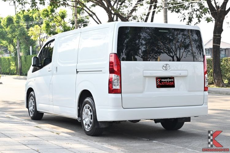 Toyota Hiace 2022 2.8 economy Van ดีเซล ไม่ติดแก๊ส เกียร์ธรรมดา ขาว รูปที่ 3