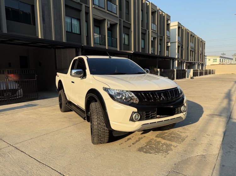 Mitsubishi Triton 2017 2.4 GLS Limited Plus Pickup ดีเซล ไม่ติดแก๊ส เกียร์ธรรมดา ขาว รูปที่ 3