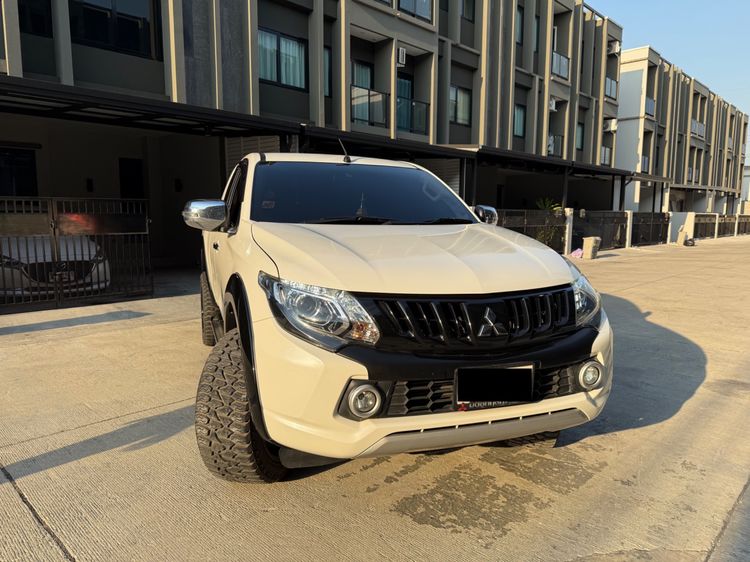 Mitsubishi Triton 2017 2.4 GLS Limited Plus Pickup ดีเซล ไม่ติดแก๊ส เกียร์ธรรมดา ขาว รูปที่ 4