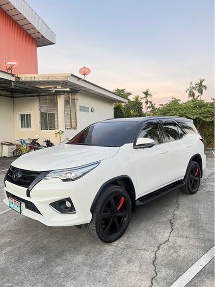 รถ Toyota Fortuner 2.8 TRD Sportivo 4WD สี ขาว