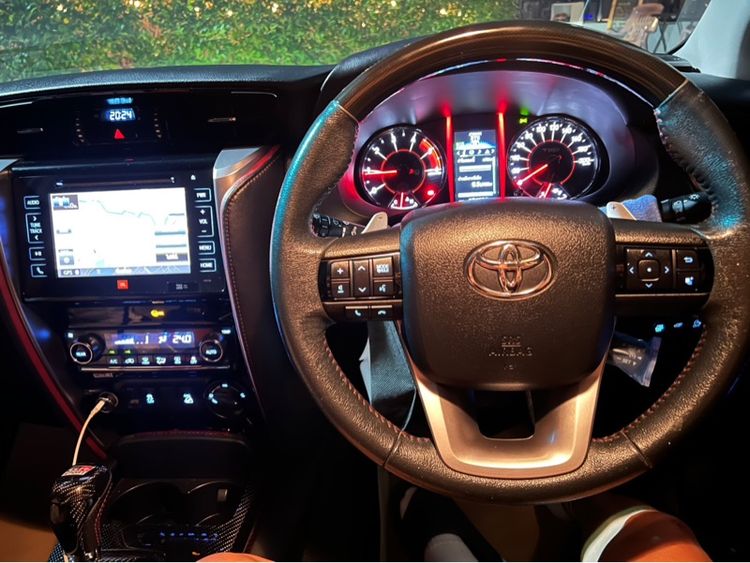 Toyota Fortuner 2017 2.8 TRD Sportivo 4WD Utility-car ดีเซล ไม่ติดแก๊ส เกียร์อัตโนมัติ ขาว รูปที่ 4