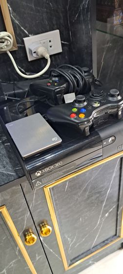 เกมส์ Xbox และอุปกรณ์ เชื่อมต่อไร้สายได้ เกม xbox 360 มีhdd1tbมีเกมในเครื่อง 139 เกม มีจอยไร้สาย1จอย  จอยมีสายอีก 1 จอยรับได้ที่ประชาอุทิศซอย 90 เล่นได้ปกติทุกอย่าง