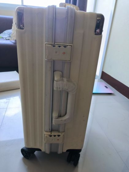 กระเป๋าเดินทาง สีขาว ขนาด 24 นิ้ว (24 ซม. × 37 ซม. × 52 ซม.)