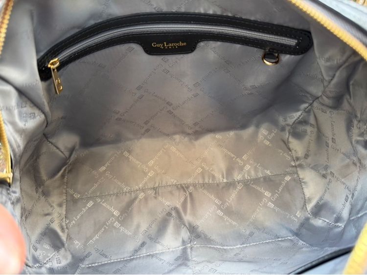 Guy Laroche กระเป๋าหนังแท้ สีดำ สภาพดีมาก พร้อมถุงผ้า 🔥 รูปที่ 10