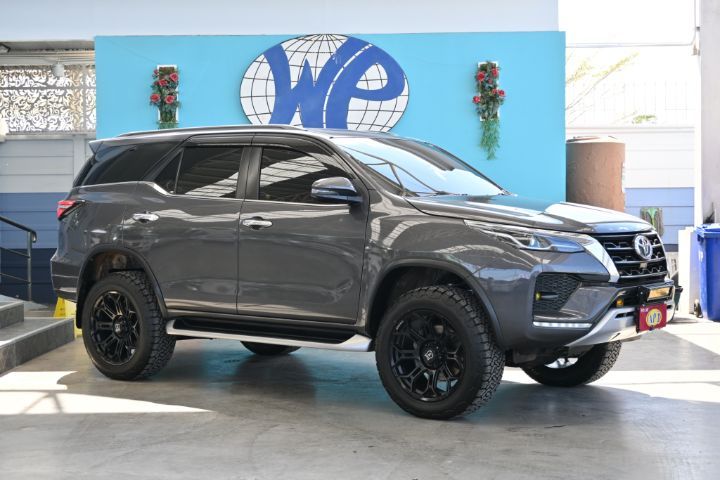 รถ Toyota Fortuner 2.4 V 4WD สี เทา