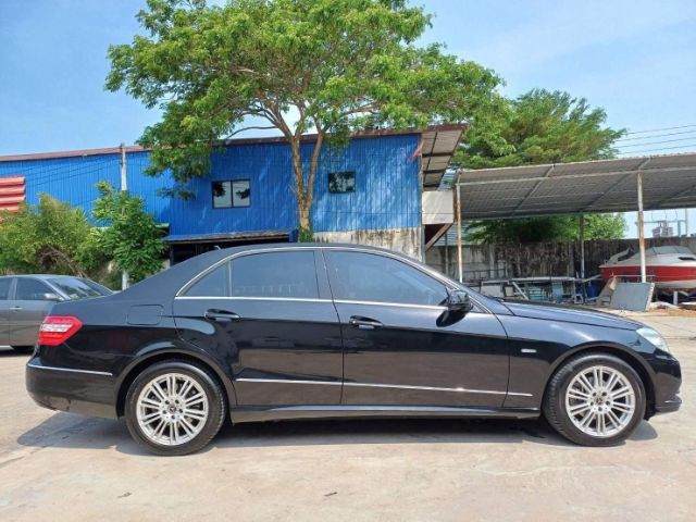 Mercedes-Benz E-Class 2012 E200 CGI Sedan เบนซิน ไม่ติดแก๊ส เกียร์อัตโนมัติ ดำ รูปที่ 2