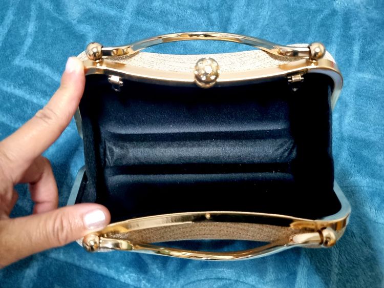 กระเป๋า box clutch สีทอง รูปที่ 3