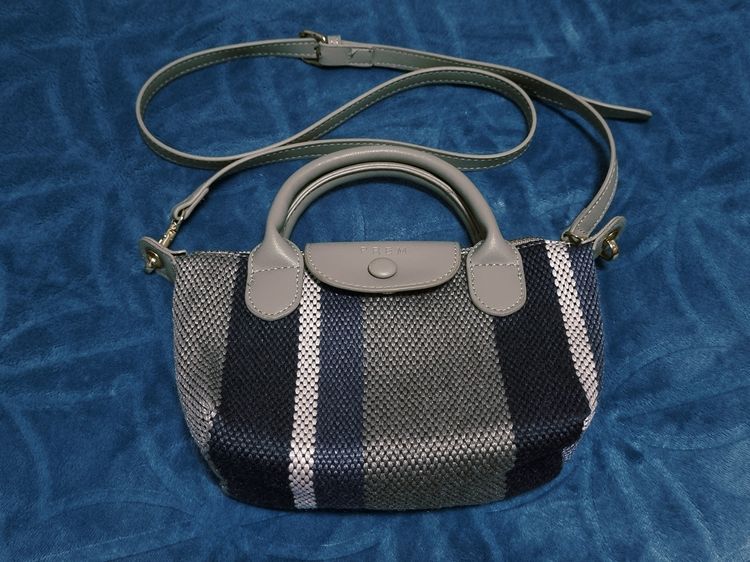 กระเป๋าสะพายสีเขียวลายน้ำเงินฟ้า