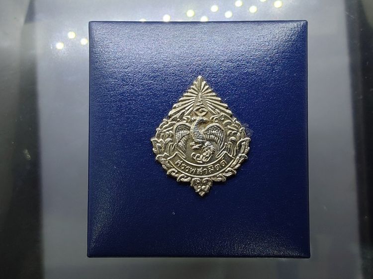 พระพุทธมหามณีรัตนปฏิมากร (พระแก้วมรกต) เนื้อเงินสามกษัตริย์ กรมสรรพสามิต ครบรอบ 64 ปี พ.ศ.2539 พร้อมกล่องเดิม รูปที่ 9