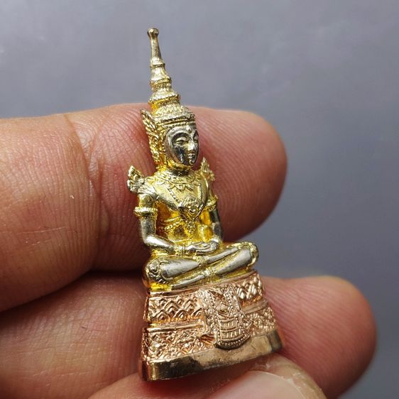 พระพุทธมหามณีรัตนปฏิมากร (พระแก้วมรกต) เนื้อเงินสามกษัตริย์ กรมสรรพสามิต ครบรอบ 64 ปี พ.ศ.2539 พร้อมกล่องเดิม รูปที่ 6