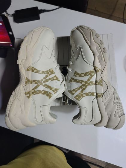 ปล่อยต่อ MLB แท้ กล่องครบ ใหม่กริ๊บมากของเราใส่เอง สภาพ 99 เปอร์เซ็นต์ ตำหนิแค่รอยเปื้อนตามรูป ไม่ขาด ปล่อยต่อเพราะซื้อมาไซส์ใหญ่เกิน ส่งฟรี