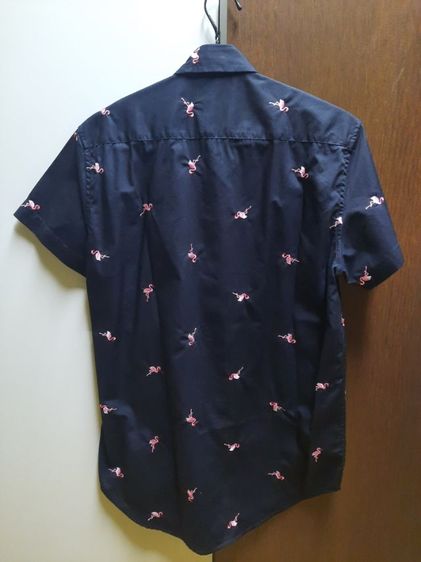 เสื้อเชิ้ตแขนสั้นสีดำ ลายปักนกฟลามิงโก้ รูปที่ 4