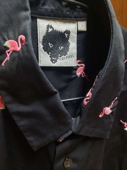 เสื้อเชิ้ตแขนสั้นสีดำ ลายปักนกฟลามิงโก้ รูปที่ 2