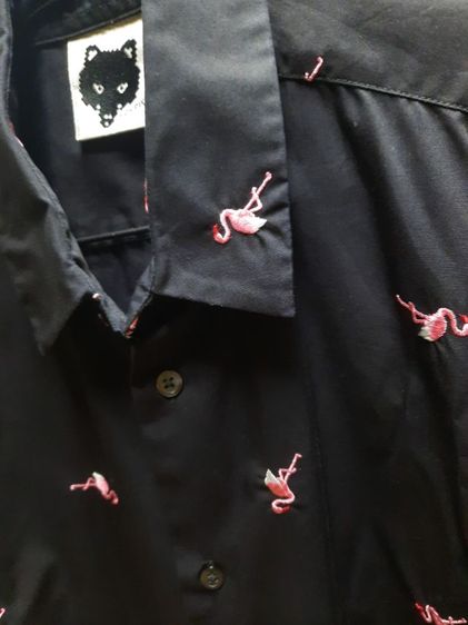 เสื้อเชิ้ตแขนสั้นสีดำ ลายปักนกฟลามิงโก้ รูปที่ 3