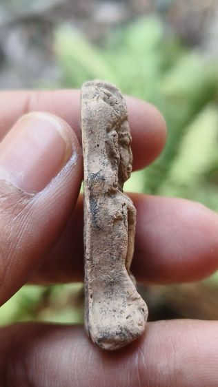 ทวารวดีศรีเทพ พระเทริดขนนก พิมพ์นั่ง ศรีเทพ เนื้อดิน 
 รูปที่ 5