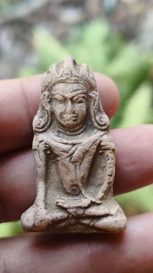 ทวารวดีศรีเทพ พระเทริดขนนก พิมพ์นั่ง ศรีเทพ เนื้อดิน 
 รูปที่ 7