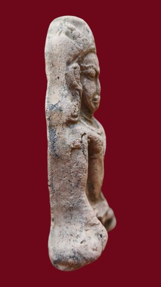 ทวารวดีศรีเทพ พระเทริดขนนก พิมพ์นั่ง ศรีเทพ เนื้อดิน 
 รูปที่ 2