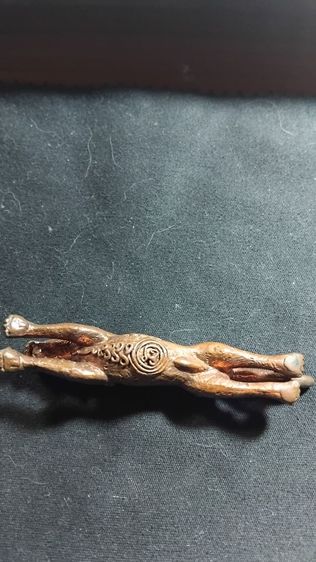 พญาเสือเสาร์5มหายันต์ปืนแตกรุ่นแรกรวยทันใจเนื้อทองแดง หลวงปู่เร็ววัดหนองโน จ.อุบลราชธานี ปี2557 เลข1958 รูปที่ 3