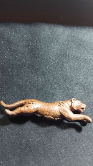 พญาเสือเสาร์5มหายันต์ปืนแตกรุ่นแรกรวยทันใจเนื้อทองแดง หลวงปู่เร็ววัดหนองโน จ.อุบลราชธานี ปี2557 เลข1958