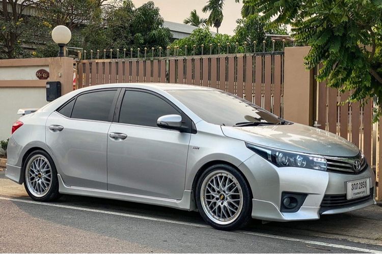 รถ Toyota Altis 1.8 V สี บรอนซ์เงิน