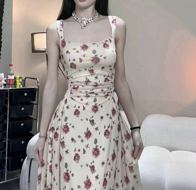 ชุดเดรลกระโปรงผู้หญิงลายดอกไม่ 