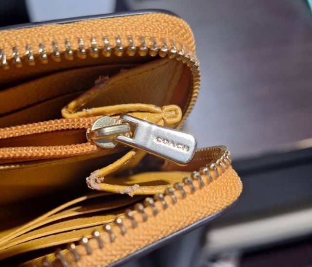 👜 Coach Long Zip Around Wallet สีเหลือง (งานแท้) รูปที่ 3