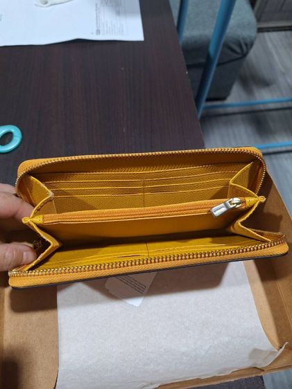 👜 Coach Long Zip Around Wallet สีเหลือง (งานแท้) รูปที่ 5
