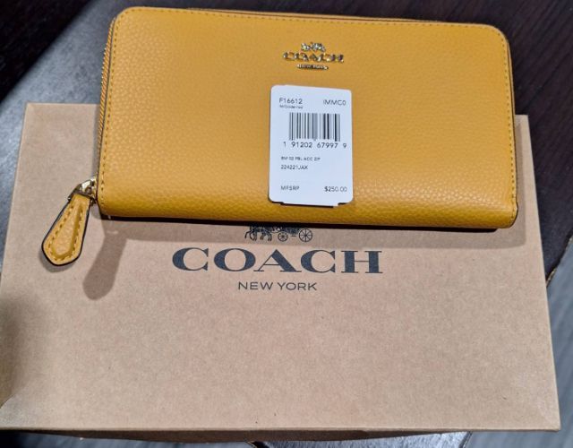 👜 Coach Long Zip Around Wallet สีเหลือง (งานแท้)