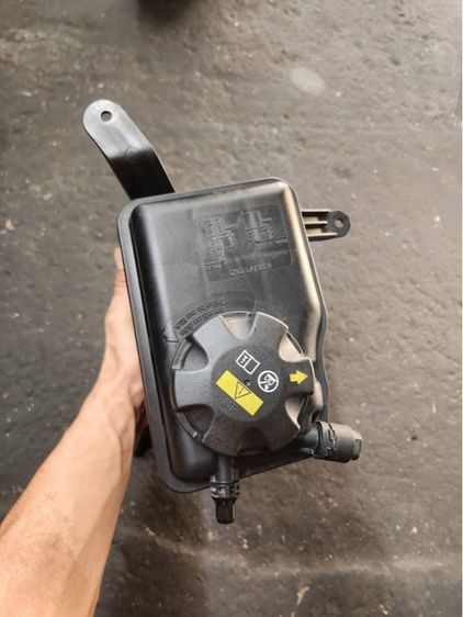 ถังพักน้ำหม้อน้ำ BMW E60 520i 523i 525i 530i