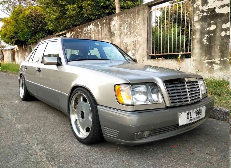 รถ Mercedes-Benz E-Class E220 สี บรอนซ์ทอง