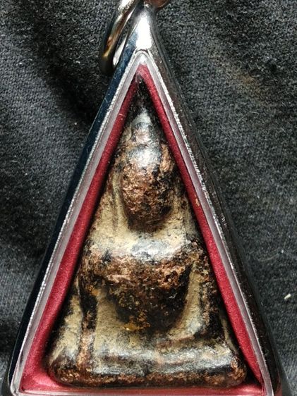 พระนางพญาพิษณุโลกเนื้อดินลงรักครับ รูปที่ 3