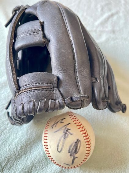 ถุงมือเบสบอลหนังแท้ พร้อมลูกเบสบอลหนังเย็บแท้ ขนาด 12 นิ้ว มือ2 จากญี่ปุ่น รูปที่ 3