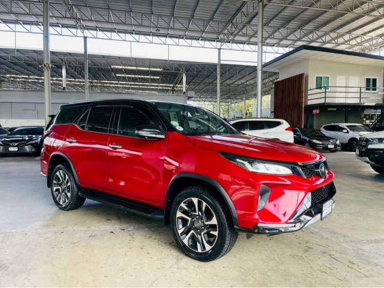 รถ Toyota Fortuner 2.8 Legender Black Top 4WD สี แดง