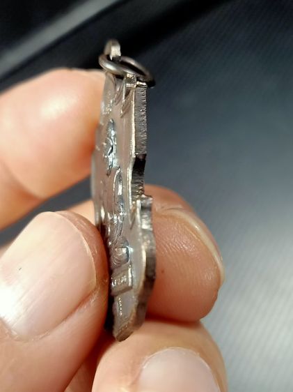 เหรียญ ลป.ทวด รุ่น ยกช่อฟ้า วัดพระโคะ จ.สงขลา ปี 2550 เหรียญสาเกทองแดงรมดำ รูปที่ 3