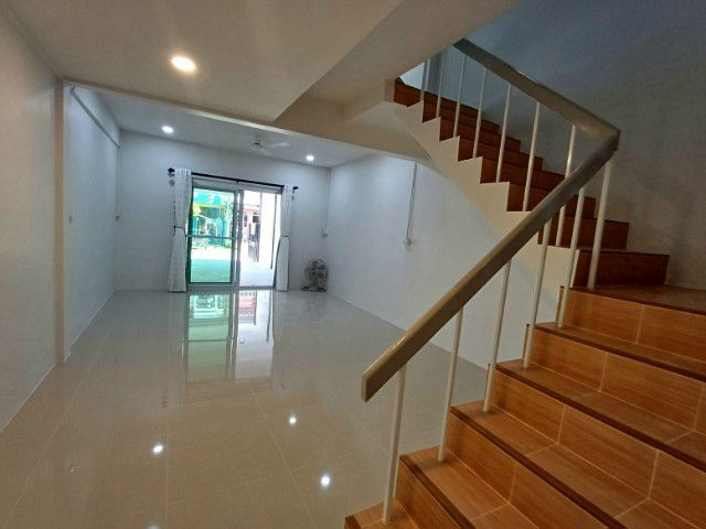 มีบางส่วน ขายทฮ.2ชั้นปรับปรุงใหม่ มีเทอเรส เพิ่มพื้นที่ใช้สอยด้านบน ใกล้แหล่งชุมชนสะดวกในการเดินทาง การหาของกิน ใกล้ทางด่วน  รูปที่ 3