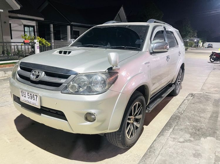 รถ Toyota Fortuner 3.0 V 4WD สี บรอนซ์เงิน