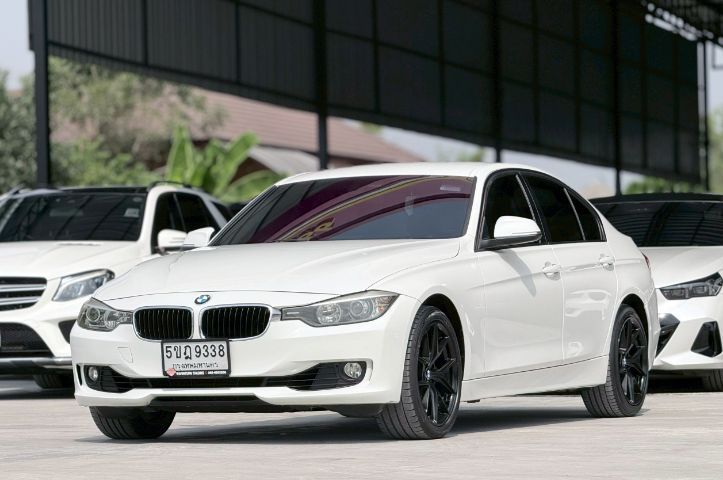 รถ BMW Series 3 320i สี ขาว