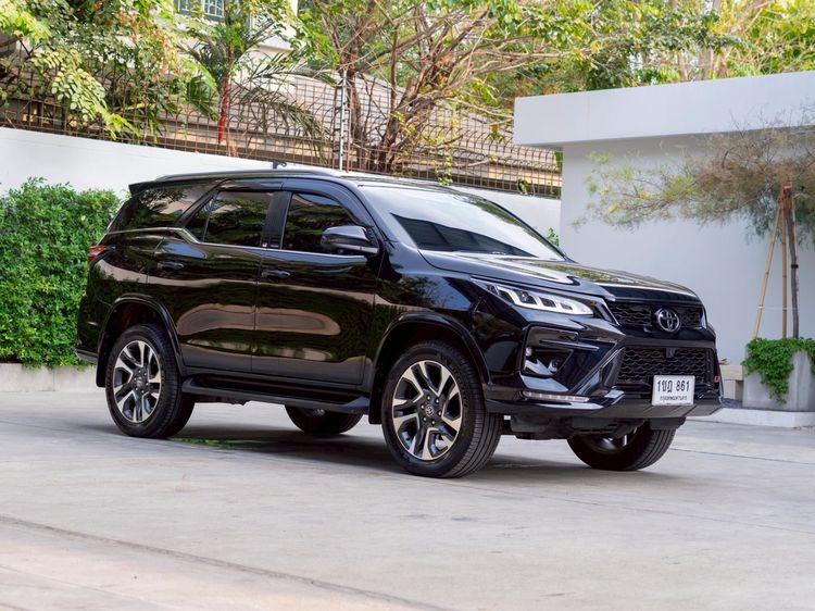 รถ Toyota Fortuner 2.8 Legender สี ดำ