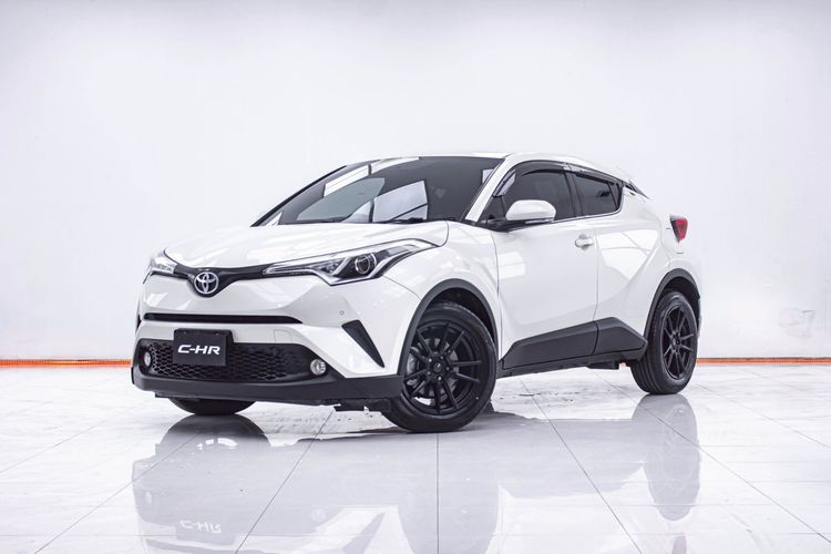 รถ Toyota C-HR 1.8 Mid สี ขาว