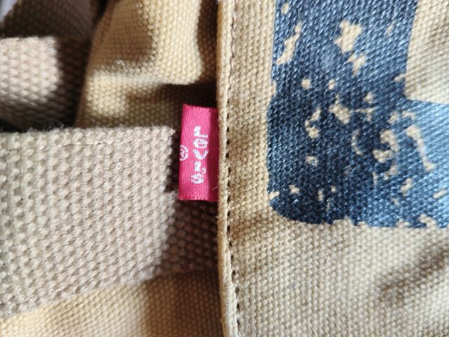 กระเป๋าสะพายแคนวาส levi