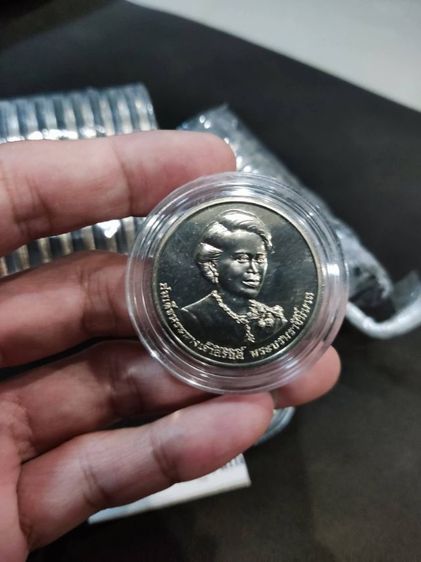 เหรียญ 50 บาท สวยๆ ไม่ผ่านใช้ วาระพระราชพิธีมหามงคลเฉลิมพระชนพรรษา ๗ รอบ สมเด็จพระนางเจ้าศิริกิติ์  พร้อมตลับอะคริลิคจากกรมอย่างดี รูปที่ 2