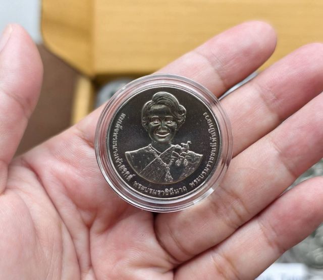 
เหรียญ 20 บาท นิเกิ้ล พระราชินีนาถ พระพันปีหลวง วาระ 90 พรรษาฯ  ค่าส่ง 40฿
มี 90 เหรียญ สวยๆ ไม่ผ่านใช้ พร้อมตลับ ครับ
