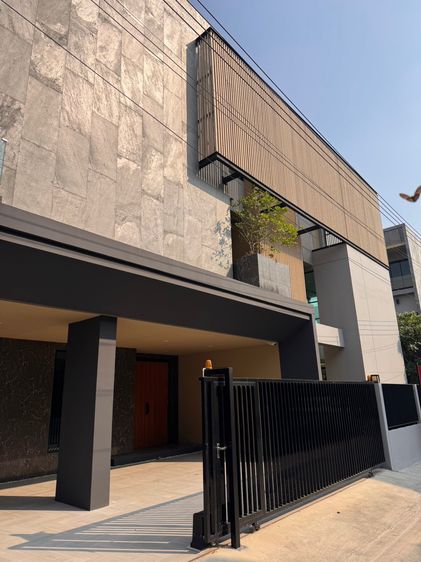 อื่นๆ ตกแต่งครบ 2025 ให้เช่าคฤหาสน์ หรู 3 ชั้น สำหรับที่อยู่อาศัยกึ่งอ๊อฟฟิต รูปที่ 3