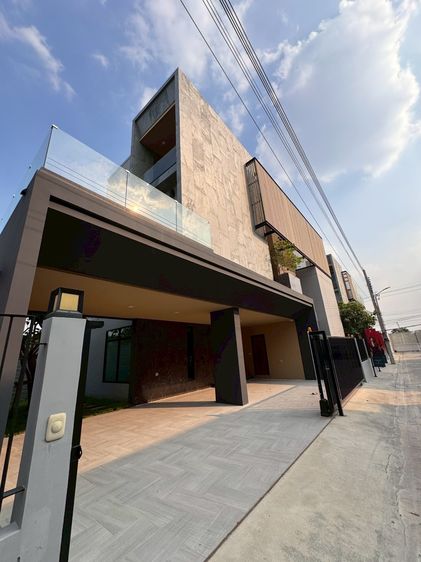 อื่นๆ ตกแต่งครบ 2025 ให้เช่าคฤหาสน์ หรู 3 ชั้น สำหรับที่อยู่อาศัยกึ่งอ๊อฟฟิต รูปที่ 2