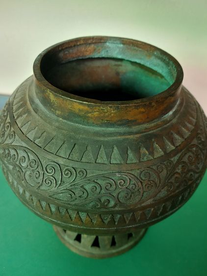 แจกันทองเหลืองเก่าแก่ รูปที่ 2