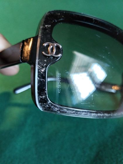 ขอขายแว่นตากันแดดหญิงแบรนด์ Chanel รุ่น 5065 แท้ กระจกมีรหัสสีทูโทนสีดำปนขาวอ่อนๆก้านดำสภาพมีรอยเล็กน้อยตามภาษามือสองแต่กระจกยังใส่ได้สบาย รูปที่ 14