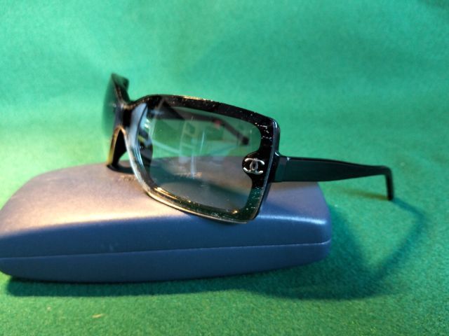 ขอขายแว่นตากันแดดหญิงแบรนด์ Chanel รุ่น 5065 แท้ กระจกมีรหัสสีทูโทนสีดำปนขาวอ่อนๆก้านดำสภาพมีรอยเล็กน้อยตามภาษามือสองแต่กระจกยังใส่ได้สบาย รูปที่ 5