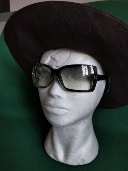 Channel ขอขายแว่นตากันแดดหญิงแบรนด์ Chanel รุ่น 5065 แท้ กระจกมีรหัสสีทูโทนสีดำปนขาวอ่อนๆก้านดำสภาพมีรอยเล็กน้อยตามภาษามือสองแต่กระจกยังใส่ได้สบาย