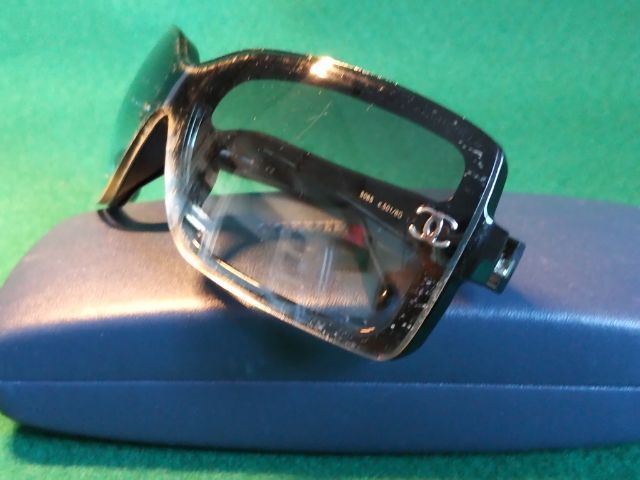 ขอขายแว่นตากันแดดหญิงแบรนด์ Chanel รุ่น 5065 แท้ กระจกมีรหัสสีทูโทนสีดำปนขาวอ่อนๆก้านดำสภาพมีรอยเล็กน้อยตามภาษามือสองแต่กระจกยังใส่ได้สบาย รูปที่ 12
